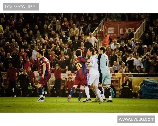 巴萨3-1击败皇马，梅西梅开二度助球队蝉联西甲榜首