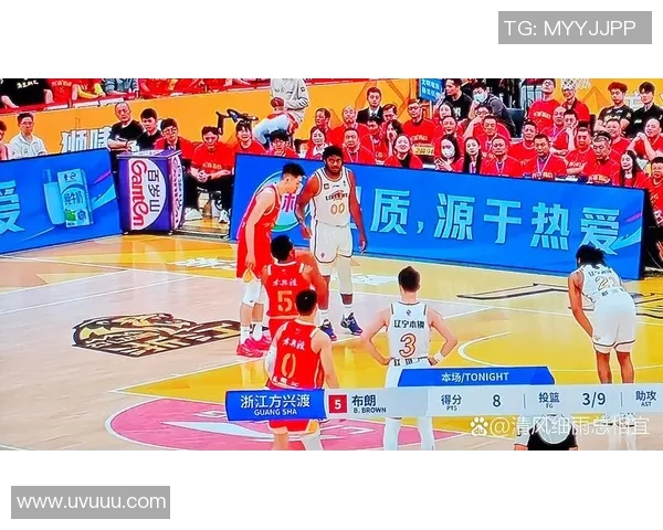 辽宁宏远捧起CBA总决赛冠军奖杯,取得2024年荣耀